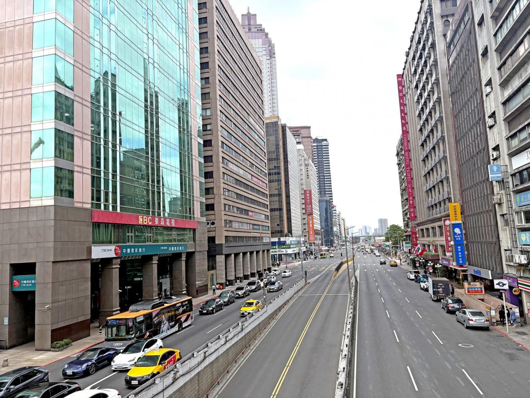 高價住宅管制未鬆綁，市場出現高單價、小坪數的產品趨勢。